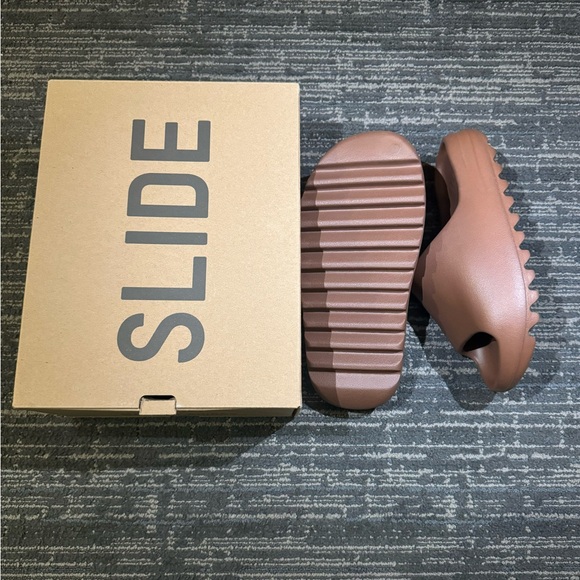 Yeezy Slides Flax - Picture 2 of 2